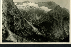 Berglandschaft an der Grinselstraße mit majestätischen Gipfeln und grünen Tälern