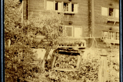 Einblick in das Leben der Heer in einer ländlichen Umgebung mit traditionellen Holzhäusern und Garten