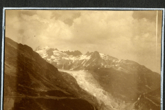 Blick auf den Rhonegletscher in den Alpen mit majestätischen Bergen und Wolkenformationen