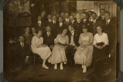 Gemeinsames Treffen von Mitgliedern eines Vereins in einem historischen Raum, um 1920
