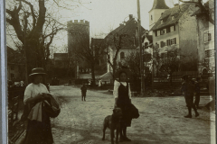 Menschen auf einer alten Straße mit einem Hund in einem historischen Dorf