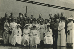 Gruppenaufnahme von Heerangehörigen und Angehörigen in historischer Kleidung während eines Ausflugs in den Bergen