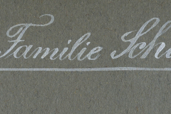 Handgeschriebenes Schild bei Familie Schiing zeigt traditionelle Gastfreundschaft in ländlicher Umgebung