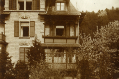 Historisches Fachwerkhaus mit Balkon und Garten in der Natur