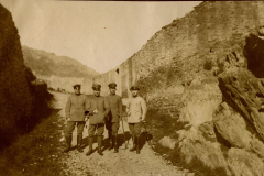 Soldaten der Heer stehen in einer historischen Landschaft um 1915 während des Ersten Weltkriegs