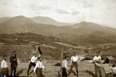 Gruppenspiel im Freien mit Blick auf die Berge in der Umgebung im Jahr 1920