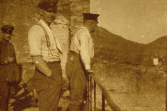 Soldaten der Heer während des 20. Jahrhunderts auf einer Aussichtsterrasse in den Bergen