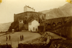Historische Festung im Gebirge mit Soldaten und Architektur aus vergangener Zeit