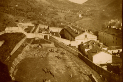Historisches Militärlager in der Nähe der Alpen mit Soldaten und Gebäuden auf einem alten Verzeichnis