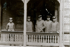 Gruppe von Soldaten in Uniform vor einem historischen Gebäude während des Ersten Weltkriegs in Deutschland