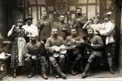 Soldaten in traditioneller Kleidung versammeln sich während eines geselligen Abends in einem historischen Raum