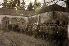 Soldaten der Heer, in Uniform, aufgestellt vor historischen Gebäuden, während des frühen 20. Jahrhunderts
