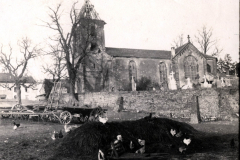 Der historische Kirchenbau in Heer, umgeben von Hühnern und landwirtschaftlichem Betrieb im späten 19. Jahrhundert