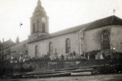 Heimelige Atmosphäre in einem historischen Dorf mit Kirche und Friedhof am frühen Morgen