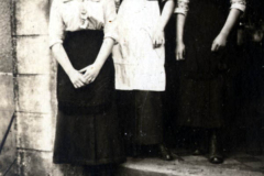Drei Frauen stehen gemeinsam vor einem historischen Gebäude in der Stadt