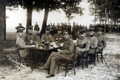 Zusammenkunft deutscher Offiziere im Jahr 1917 im Freien bei Hindenburg