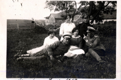Gruppenfoto mit Soldaten und Frauen im Jahr 1915 in Mittenberg