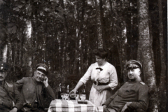 Soldaten der Heer entspannen sich in einem Waldcafé während des Ersten Weltkriegs
