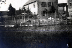 Heimische Landschaft mit einem Wohnhaus und Umzäunung bei Tageslicht