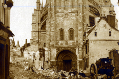 Zerstörte Stadtansicht mit Kirche und Trümmern aus der Zeit des Ersten Weltkriegs