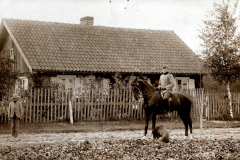 Reiter in Uniform neben einem historischen Haus während des späten 19. Jahrhunderts
