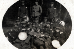 Soldaten der Heer versammeln sich in einer Waldlichtung während des Ersten Weltkriegs