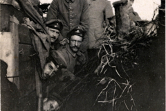 Soldaten der Heer posieren in einem Schützengraben während des Ersten Weltkriegs