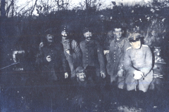 Soldaten der Heer während des Ersten Weltkriegs in einer Feldposition bei Dämmerung