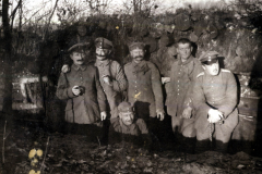 Soldaten der Heer während des Ersten Weltkriegs in einem Graben