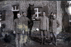 Soldaten der Heer mit Pferd vor einem Ziegelhaus während des Ersten Weltkriegs
