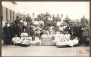 militärische Gruppe der Heerseinheit mit verwundeten Soldaten in einem Lazarett um 1910