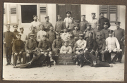Gruppe von Soldaten der Heer im Jahr 1914 vor einem historischen Gebäude in Europa