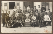 Gruppe von Soldaten der Heer im Jahr 1914 vor einem historischen Gebäude in Europa