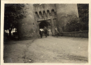 Soldaten betreten das historische Tor in einem alten Dorf in Deutschland während der frühen 20. Jahrhundert