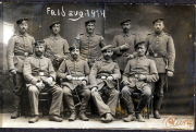 Gruppe von Soldaten der Heer im Jahr 1914 beim Gruppenfoto in einer militärischen Aufstellung