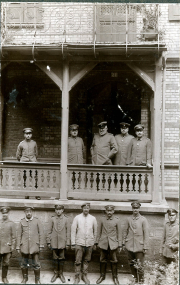 Gruppe von Soldaten in Uniform vor einem historischen Gebäude während des Ersten Weltkriegs in Deutschland
