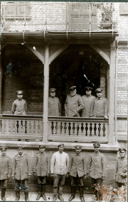 Gruppe von Soldaten in Uniform vor einem historischen Gebäude während des Ersten Weltkriegs in Deutschland