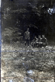 Vier Soldaten und ein Offizier versammeln sich im Wald während des Ersten Weltkriegs