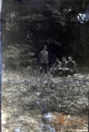 Vier Soldaten und ein Offizier versammeln sich im Wald während des Ersten Weltkriegs