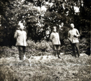 Treffen von Heerangehörigen in einer Waldlandschaft während des frühen 20. Jahrhunderts