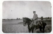 Ein Soldat auf einem Pferd in einer ländlichen Umgebung während des frühen 20. Jahrhunderts