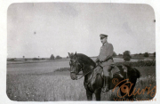 Ein Soldat auf einem Pferd in einer ländlichen Umgebung während des frühen 20. Jahrhunderts
