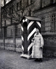 Soldat steht vor einem Wachturm in einer historischen Kaserne während des frühen 20. Jahrhunderts