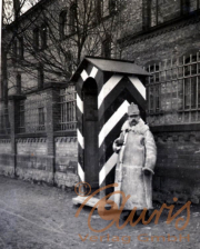 Soldat steht vor einem Wachturm in einer historischen Kaserne während des frühen 20. Jahrhunderts