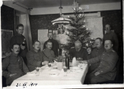 Weihnachtsfeier der Heer-Offiziere im Jahr 1914 mit festlich geschmücktem Baum