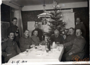 Weihnachtsfeier der Heer-Offiziere im Jahr 1914 mit festlich geschmücktem Baum