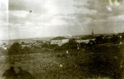 Historische Ansicht des Heers mit Blick auf die Landschaft und Gebäude in der Ferne