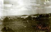Historische Ansicht des Heers mit Blick auf die Landschaft und Gebäude in der Ferne