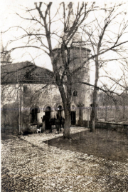 Heer beim Besuch eines historischen Gebäudes in einer ländlichen Umgebung im Winter