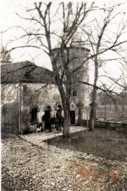 Heer beim Besuch eines historischen Gebäudes in einer ländlichen Umgebung im Winter